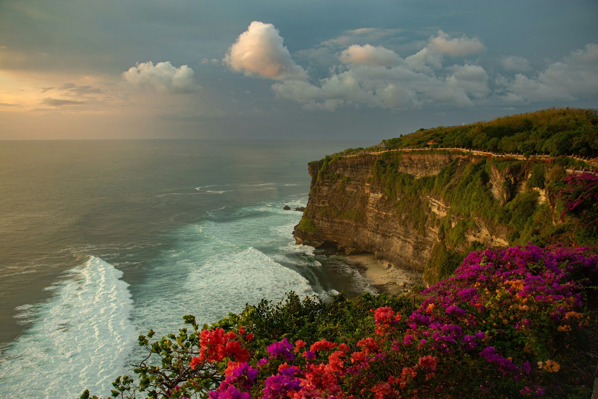 Private Uluwatu Temple Sunset Tour with Kecak Fire Dance &amp; Jimbaran Bay Dinner